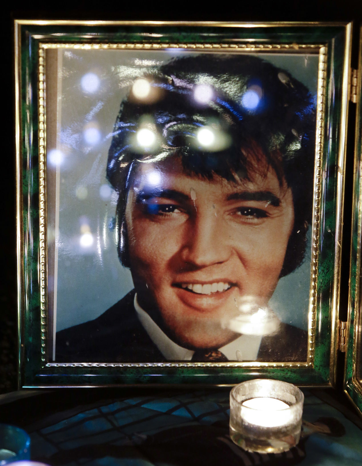 2012: Elvis Candlelight Vigil